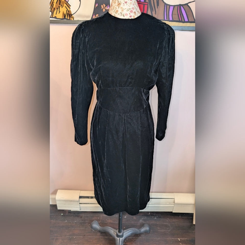 Liz Claiborne Black Velvet Long Sleeve Midi Dress with Structured Shoulders